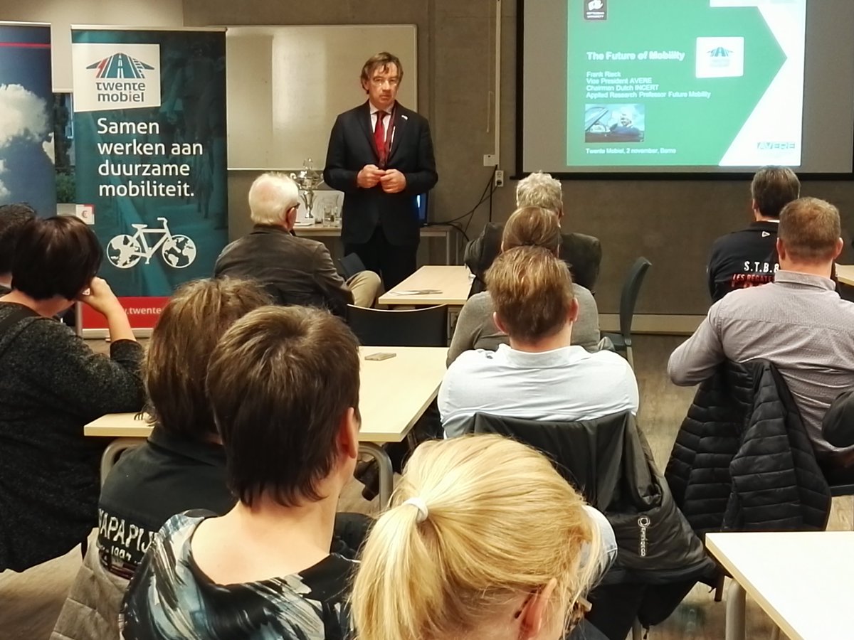Interessant verhaal van lector Frank Rieck over Future Mobility! #prijsuitreiking #Mobiliteitsbattle Twente 2017