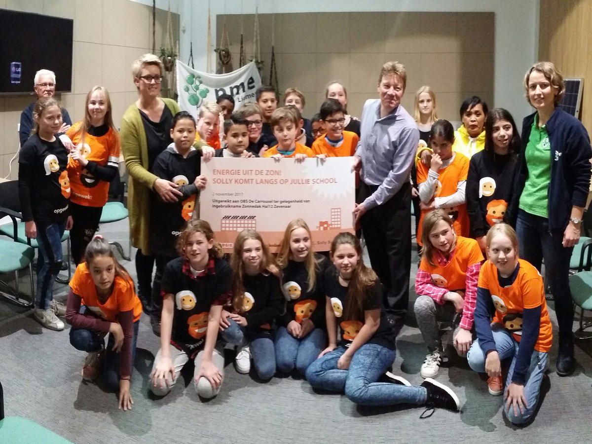 Zevenaar's tweet photo. 'Hoog' bezoek van leerlingen OBS De Carrousel op zonnedak HAL12 tijdens gastles van @NMELiemers &amp; @EvHb2 over duurzame energie #duurzaamheid https://t.co/LKwldaSbZw