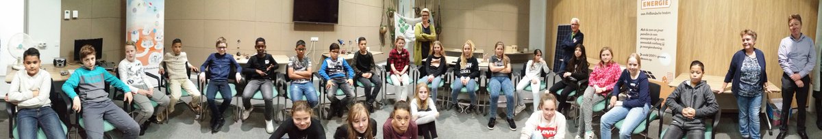 Zevenaar's tweet photo. 'Hoog' bezoek van leerlingen OBS De Carrousel op zonnedak HAL12 tijdens gastles van @NMELiemers &amp; @EvHb2 over duurzame energie #duurzaamheid https://t.co/LKwldaSbZw
