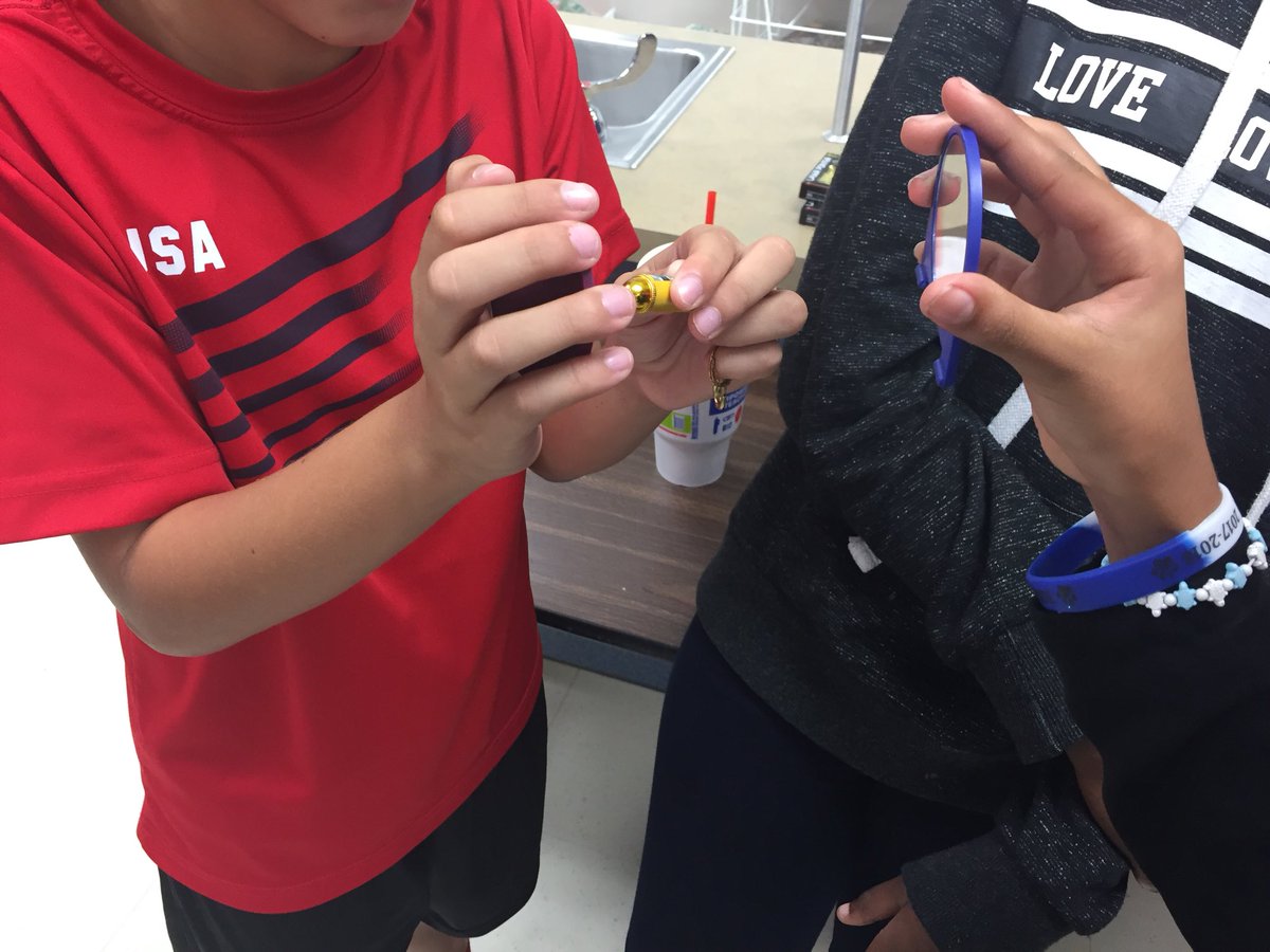 ChristyHuse's tweet photo. Learning about reflection and refraction in the science lab @STEMscopes #twehowl #labdaysarethebest #chattyclass https://t.co/rtj7XIiQp1