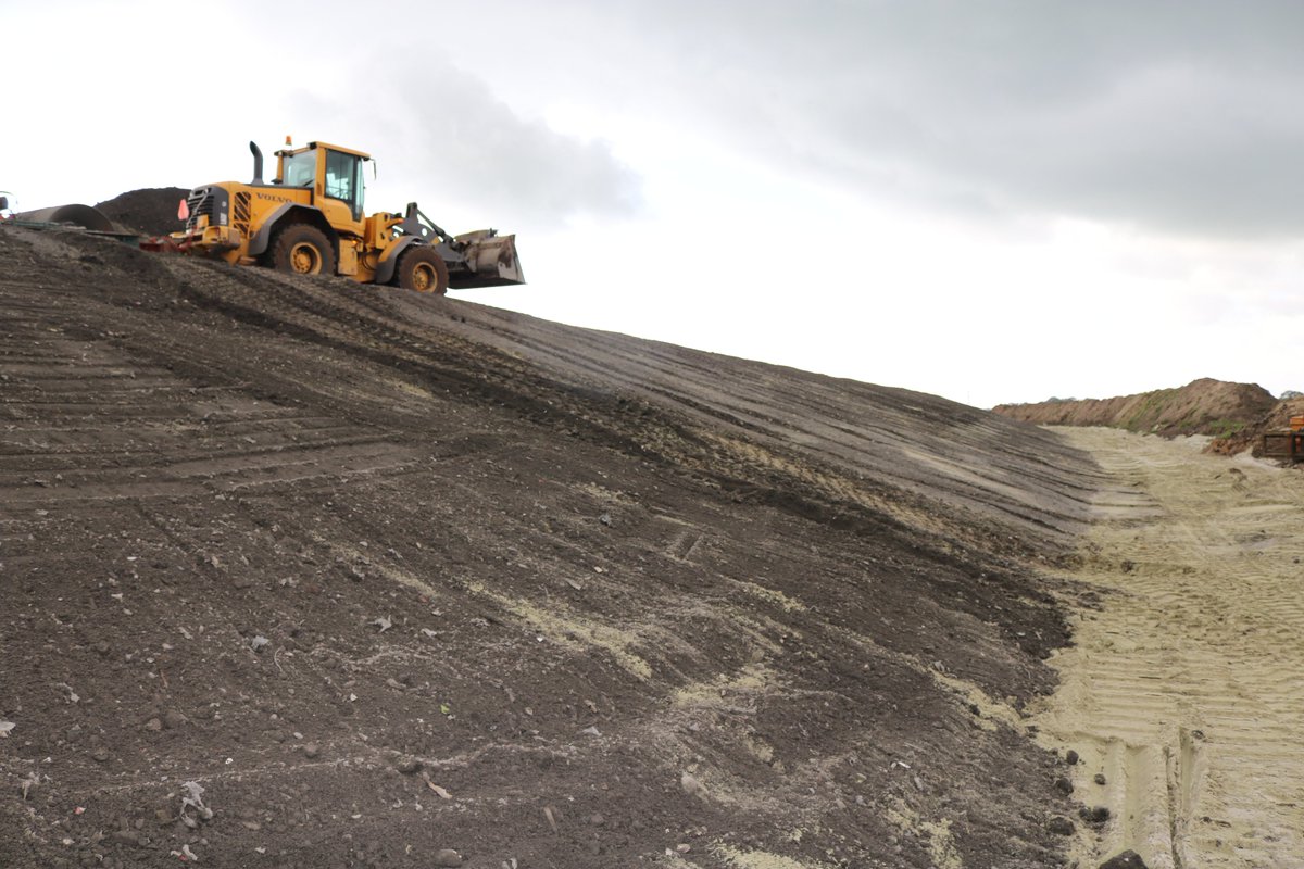 DeRooWegen1932's tweet photo. Ongelijkvloerse kruising N366/N391, tijdelijke rotonde deze week in gebruik genomen. #DeRoo @NONAKBV https://t.co/uUubdYXClU