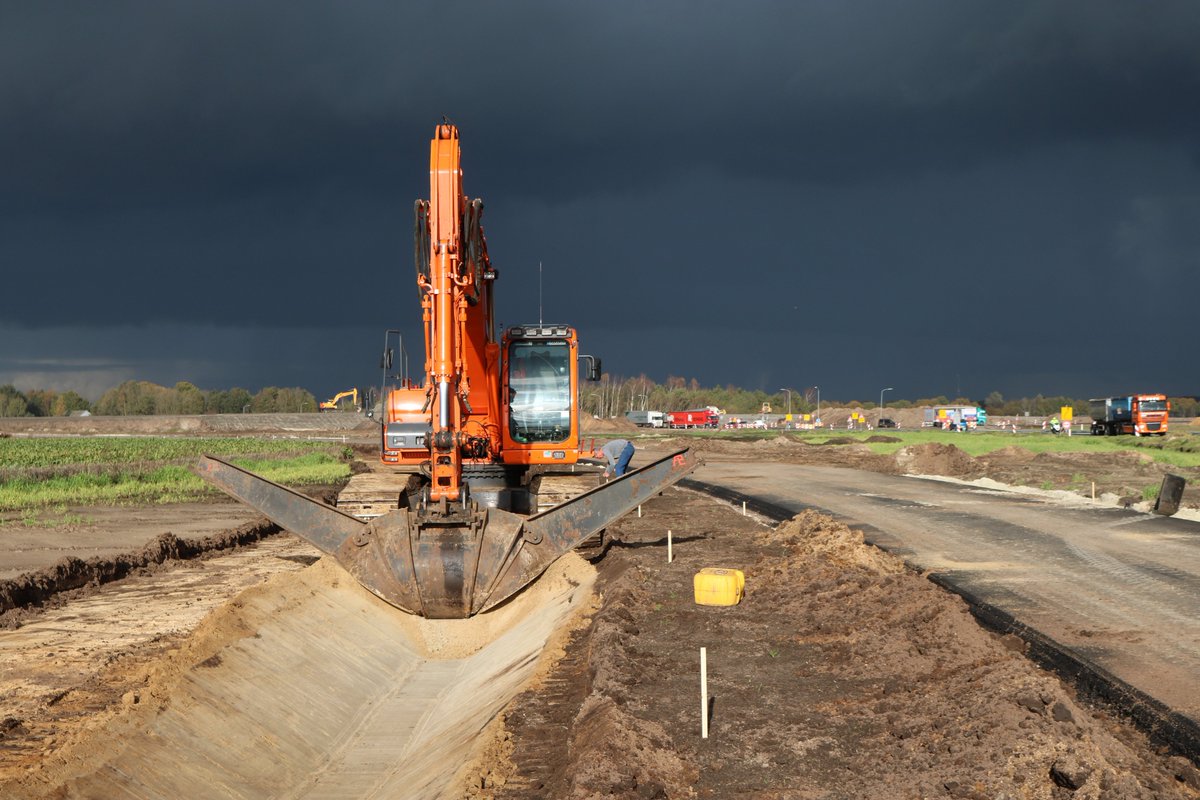 DeRooWegen1932's tweet photo. Ongelijkvloerse kruising N366/N391, tijdelijke rotonde deze week in gebruik genomen. #DeRoo @NONAKBV https://t.co/uUubdYXClU