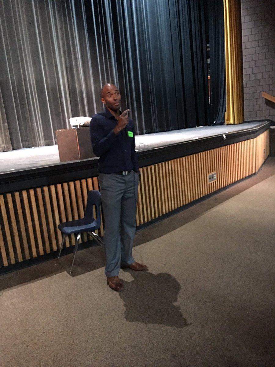 AskErikaSTLCC's tweet image. James Gillespie talks with high school seniors at Hazelwood Central about the early college opportunities offered at @STLCCFV @gtcfv