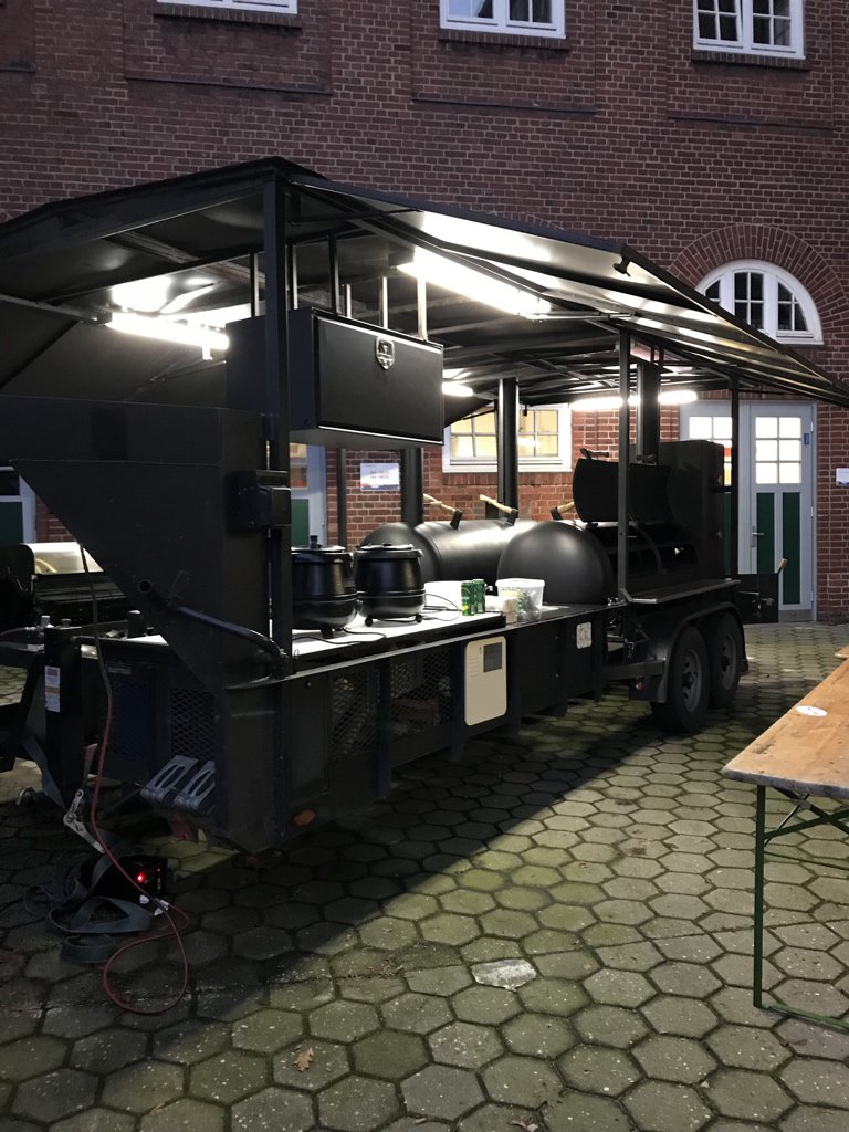 FeuerwehrHH's tweet photo. 28. #Klönschnack @FeuerwehrHH mit @NDRreporter @abendblatt @mopo @BILD_Hamburg @welt_hh @RTLNord @sat1regional @Hamburg1 u.v.a. kann starten https://t.co/C1vmdSrsxi