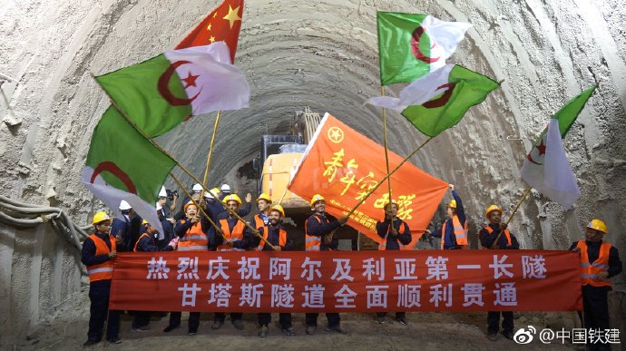 Suffering_glory's tweet photo. 【破解“工程师灾难”魔咒，北非第一长隧贯通】当地时间10月30日，中国铁建承建的北非第一长隧－－阿尔及利亚北方干线铁路甘塔斯隧道顺利贯通。这里的地质条件被法国工程师称为“工程师灾难”，日本、意大利、土耳其的知名建筑公司在类似地质条件下都曾铩羽而归。 https://t.co/CLMFN9oCaB