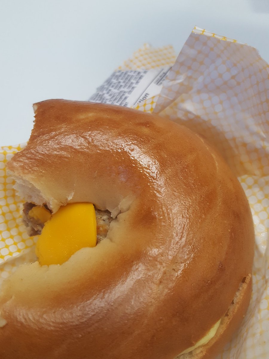 trueblueLGR's tweet photo. Why doesn't the cheese melt on a 7-11 egg n cheese sandwich? #cheese #fastfood #cardboard https://t.co/b4OF4f2ebI