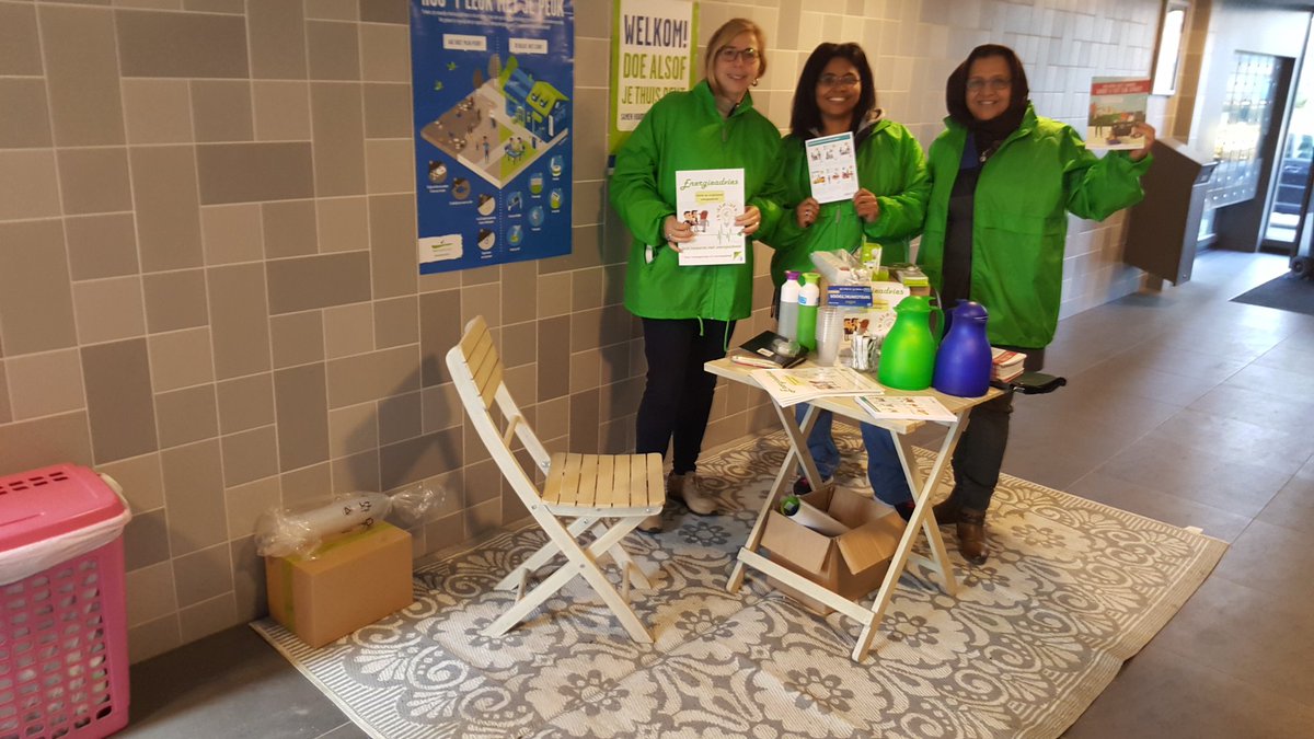 bewoners coaches geven voorlichting over het aanbieden huisvuil