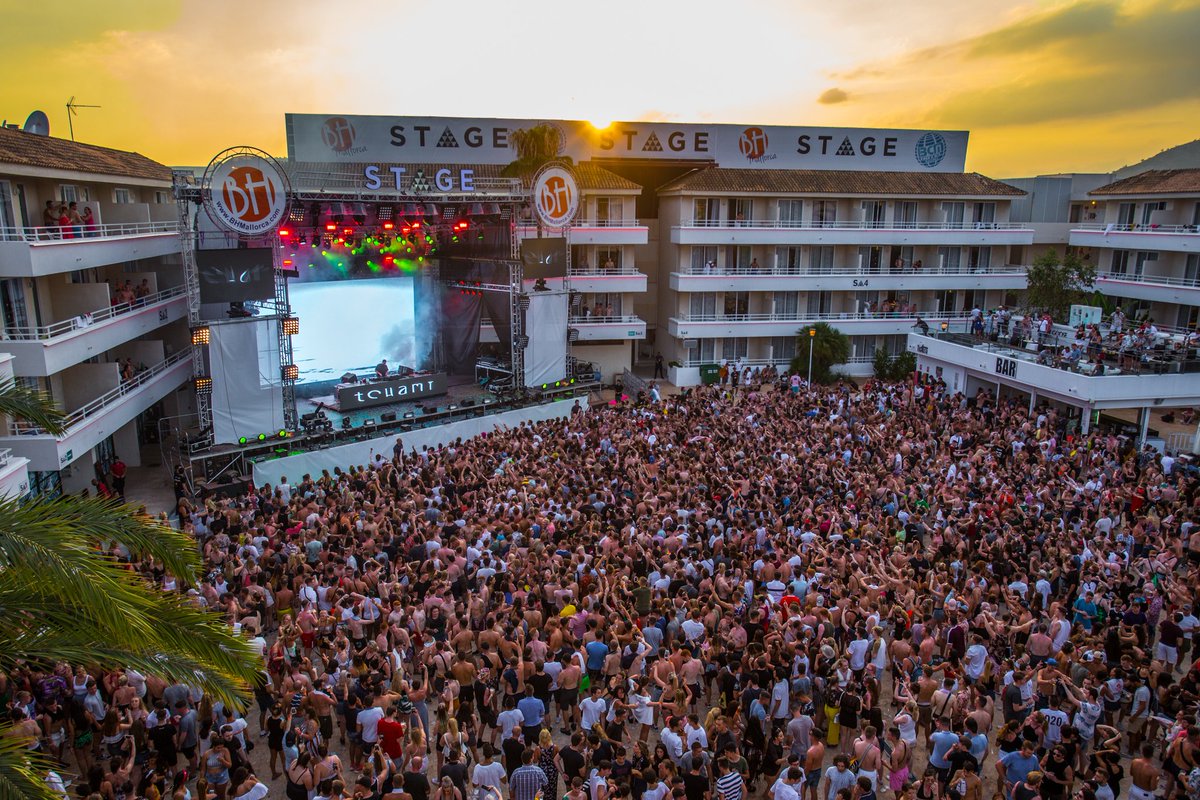 BHMallorca's tweet photo. @Creamfields moments @BHMallorca 🎶👙🌞 #Summer2017 Lovely memories!!!
Tell us about your memory #CreamfieldsMallorca ? #TBT https://t.co/DsjrRiAJj3