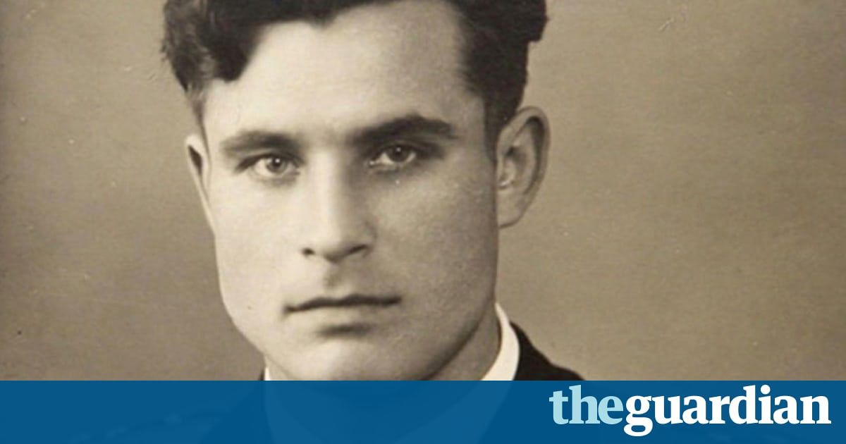 Nuclearinfo's tweet photo. Submarine officer who stopped the Cuban missile crisis from going nuclear is the first recipient of a new prize https://t.co/iN94QsyLGI https://t.co/kXIeATWhQS
