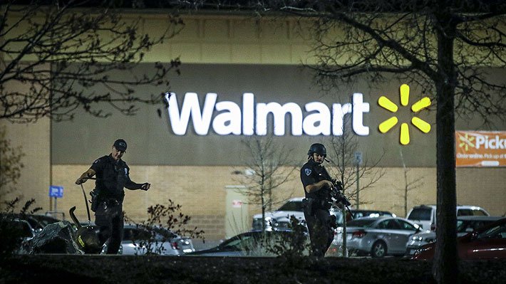 Emol's tweet photo. [Lo+Visto] Suben a tres las víctimas fatales tras tiroteo en supermercado Walmart de Estados Unidos https://t.co/L0WzbQOUmI https://t.co/KXX5iT1LZd