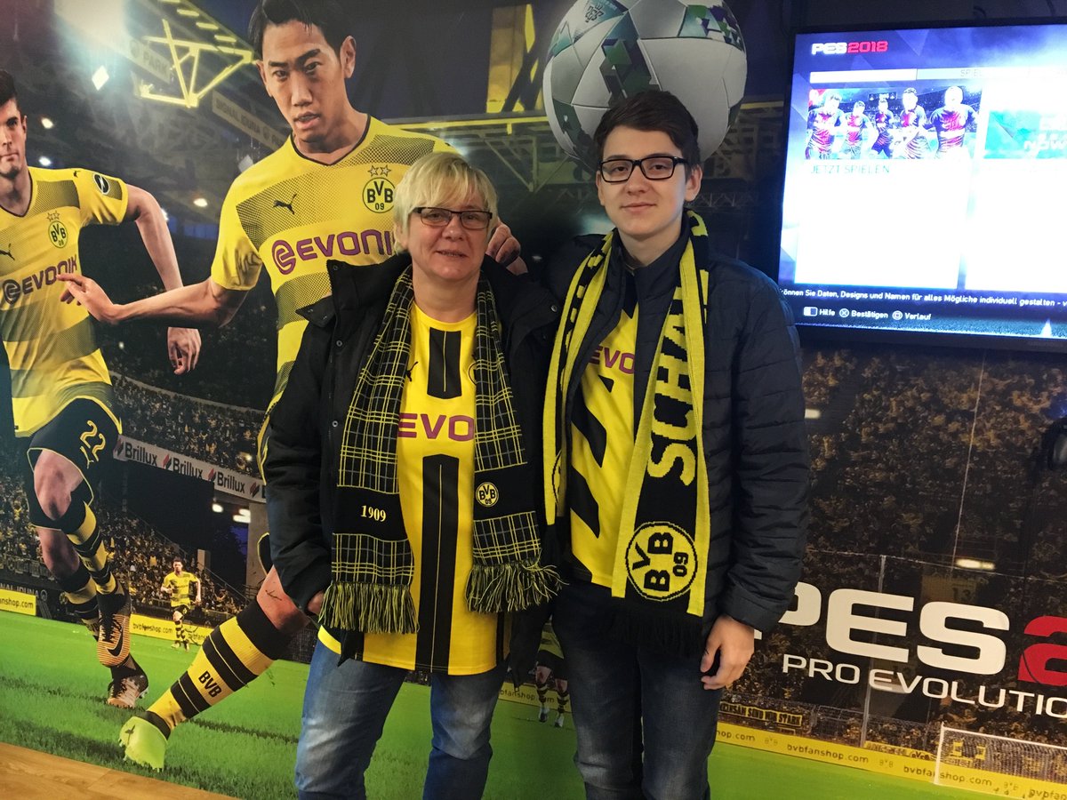 buzz09app's tweet photo. Über das Sportliche reden wir besser nicht, aber unsere @buzz09app-VIP-Gewinner hatten trotzdem ihren Spaß! #BVBAPN https://t.co/8WO33nYj4i
