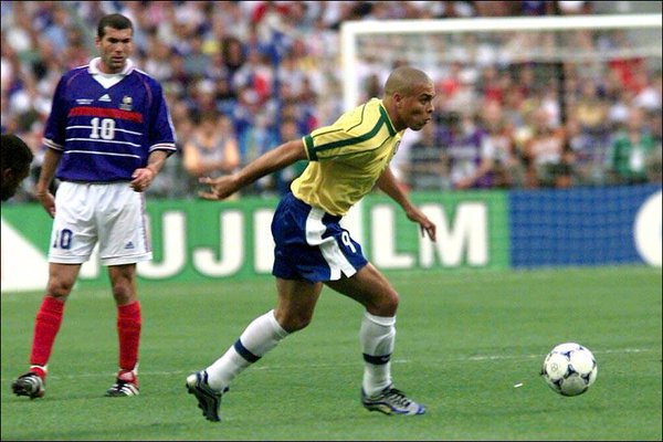 90sfootball's tweet photo. One Picture. Two Legends. https://t.co/OBtcMpqwnc
