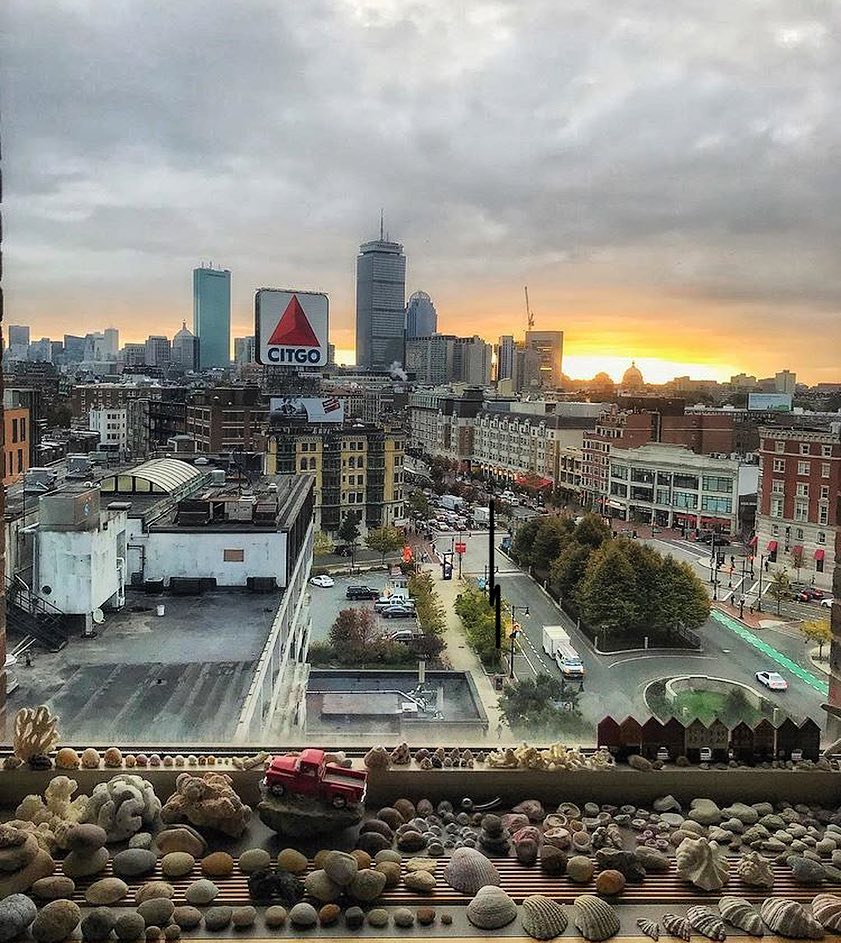 EvanKirstel's tweet photo. Good morning #boston! https://t.co/hixtWTnO1Z #boston #fenway #bostonma #scenesofma #redsox #bostonusa https://t.co/4NuOsVOHO9