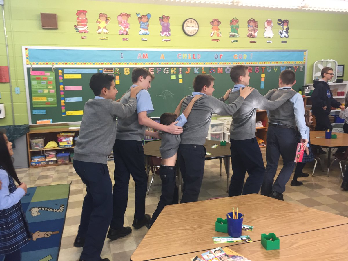 qoa_school's tweet photo. All Saints Day fun with prayer buddies! @ArchPhilly @MomineyPhilly @CatholicPhilly @CatholicEd6 @CathEdToday @PhillyCathSch https://t.co/JJHLnFrzSZ