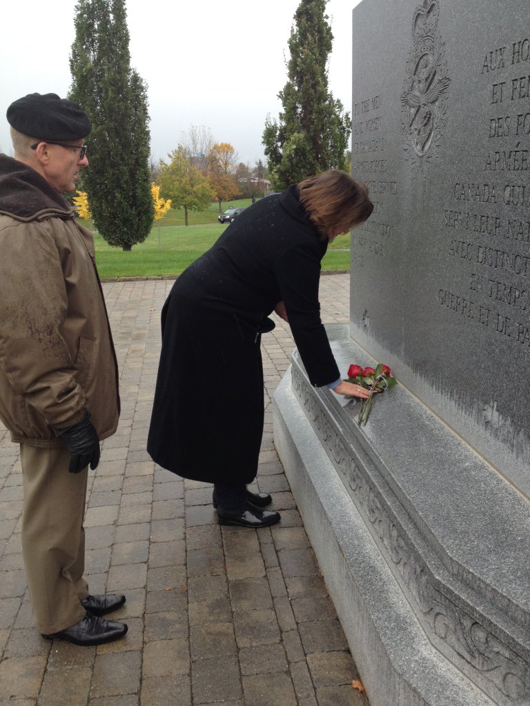 PLinCanada's tweet photo. W dniu Wszystkich Świętych w #Ottawa zapłonęły świece na grobach polskich żołnierzy, którzy służyli w kanadyjskichsiłach zbrojnych https://t.co/nLhkWU5UiO