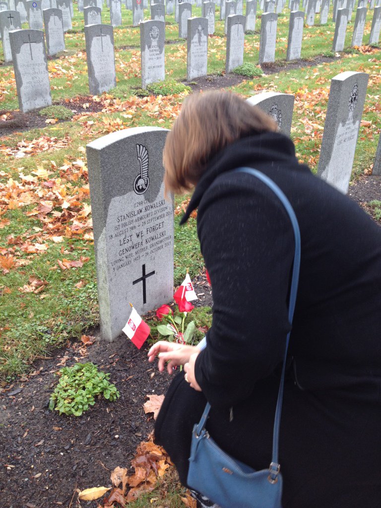 PLinCanada's tweet photo. W dniu Wszystkich Świętych w #Ottawa zapłonęły świece na grobach polskich żołnierzy, którzy służyli w kanadyjskichsiłach zbrojnych https://t.co/nLhkWU5UiO