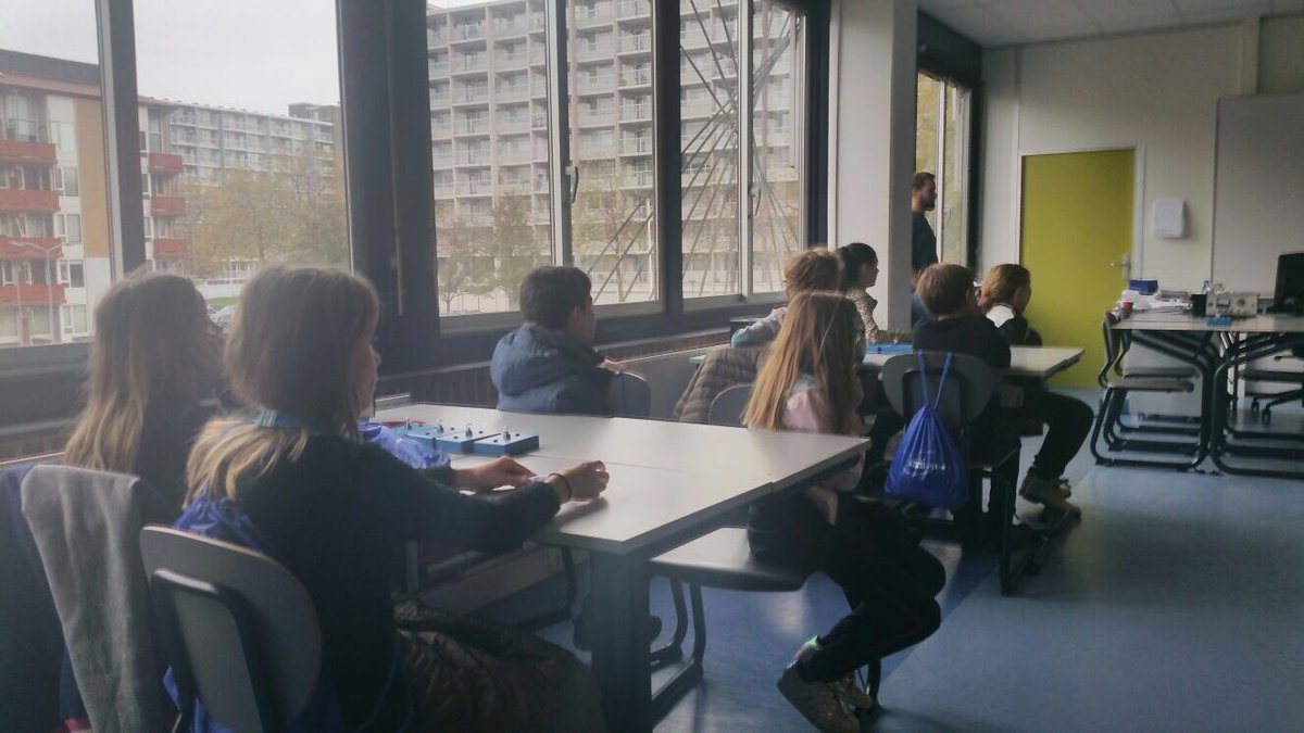 De_Keerkring's tweet photo. Oud-leerlingen leiden geinteresseerde leerlingen rond op SDL locatie Kapteijnweg https://t.co/3ob2HJUK1S