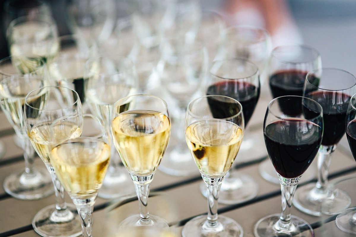 layoutla's tweet photo. Sostener una copa de vino da clase y experiencia o demuestra que no se tiene ninguna. Te contamos cómo hacerlo bien. https://t.co/rb0epOInh5 https://t.co/eBLnp0mxPc
