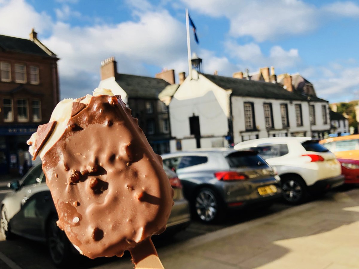 banksiemagic's tweet photo. Sun’s out in @applebytown, time for ice cream! #CouldBeSummer https://t.co/hOIi5sPeFm