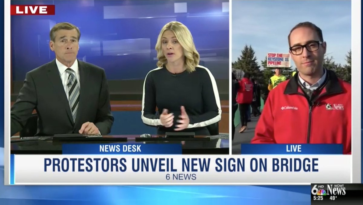 BoldNebraska's tweet photo. .@WOWT6News: Protesters line pedestrian bridge to share anti-pipeline message: https://t.co/7UhjybTdND #NoKXL #OverpassLightBrigade #Omaha https://t.co/udWdbjEc6P