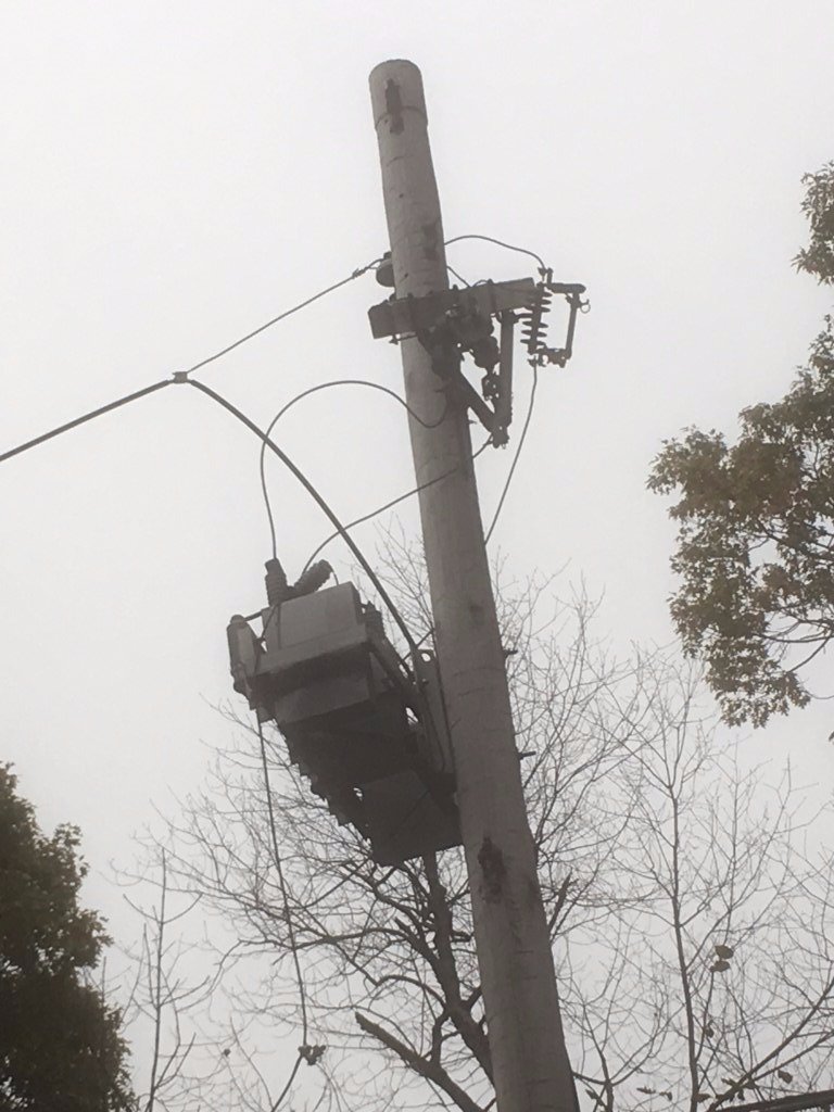 msroboto1's tweet photo. @annmarie_g @nationalgridus Broken wires near family overcome by CO. https://t.co/iUAN3Zfgbd