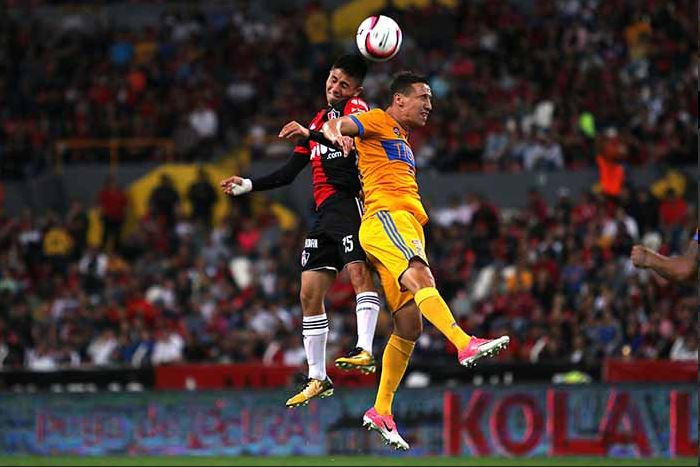 nmas's tweet photo. #DespiertaConDeportes @Eric_Fischer_ @atlasfc y @TigresOficial empata a 1 gol en juego pendiente de la #J8AP2017; el arquero 'rojinegro', Óscar Ustari sufre escalofriante lesión.
#DespiertaConLoret sigue el programa completo https://t.co/J0RKOl2ego https://t.co/4LTbd1huYK