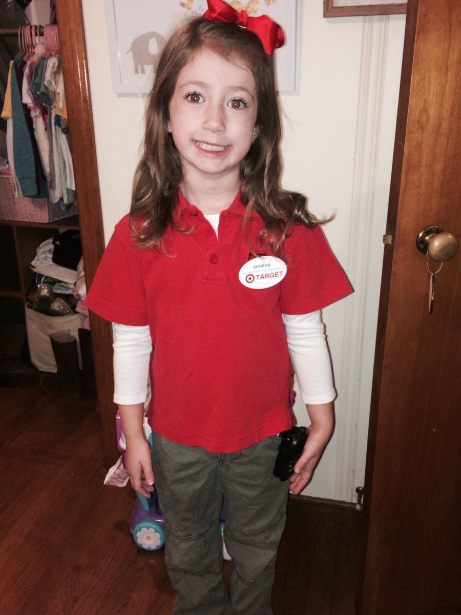 CharlotteJoach2's tweet photo. Dress like your parent day at school. #lovewhereyouwork #minime #canIhelpyoufindsomething 🎯 https://t.co/4WeISZCn1x