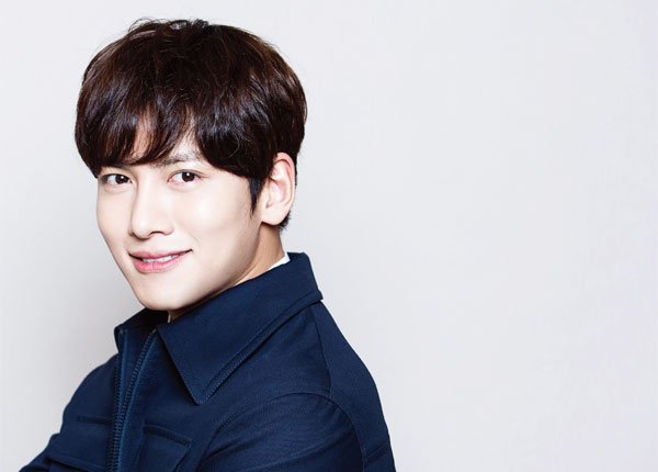 changwook_life's tweet photo. 지창욱이 웃을 때 인디언 보조개가 안생긴다는거슨 상업적 미소를 의미하죠 (아님 https://t.co/QW8oTpYyri