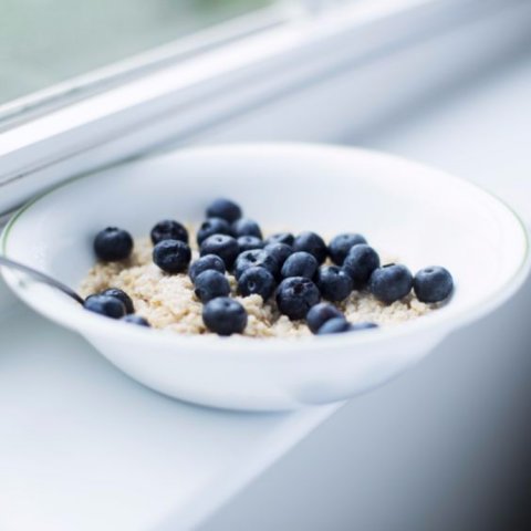 RobertPharmacy's tweet photo. A breakfast high in fiber keeps hunger and blood sugar in check throughout the day. Test this out by enjoying one warm bowl of oatmeal! https://t.co/TCEaqPcM8b