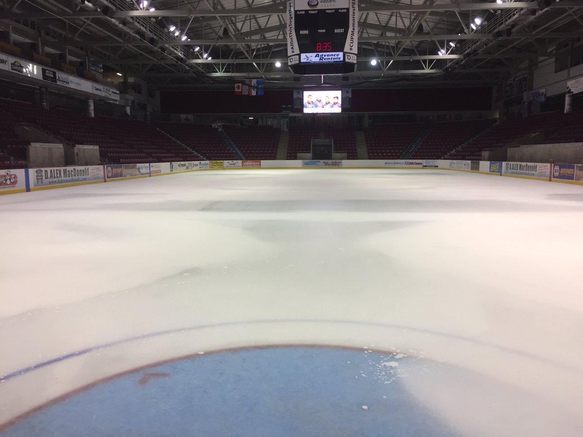 wall2wallice's tweet photo. Painting is underway here at the #RTTR2017 #white3000 #cruising @jeticecurling @CurlingCanada https://t.co/cnVazSY7b6