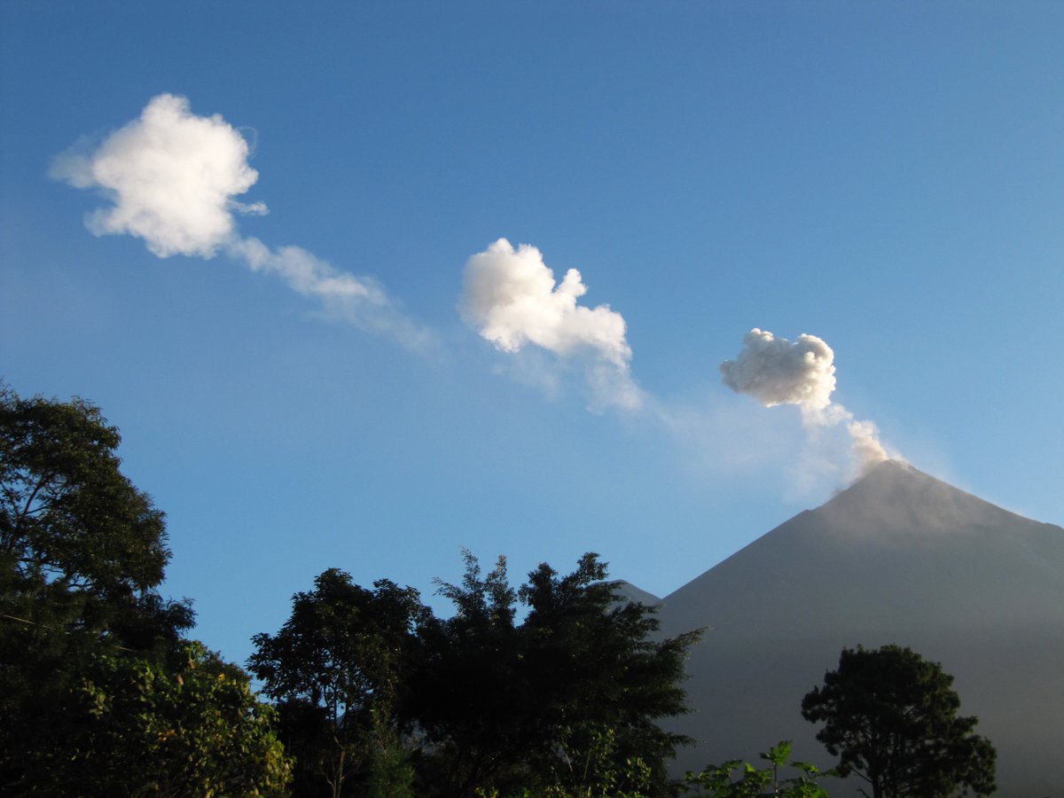 EmmaLiu31's tweet photo. Waking up to stunning sequence of periodic explosions at #VolcandeFuego, which has small eruptions every 10-20 minutes @EarthSciCam https://t.co/GuVnPKo6AT