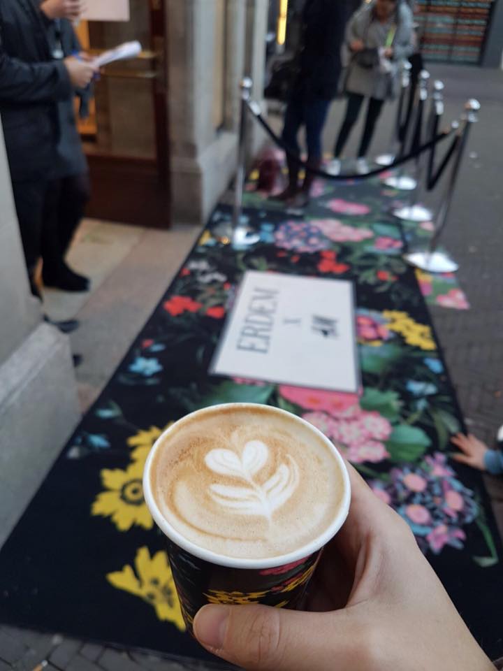 #ERDEM lanceert nieuwe kledinglijn bij #H&amp;M en natuurlijk was CoffeeOnWheels vanochtend aanwezig om #espresso en #cappuccino te schenken!