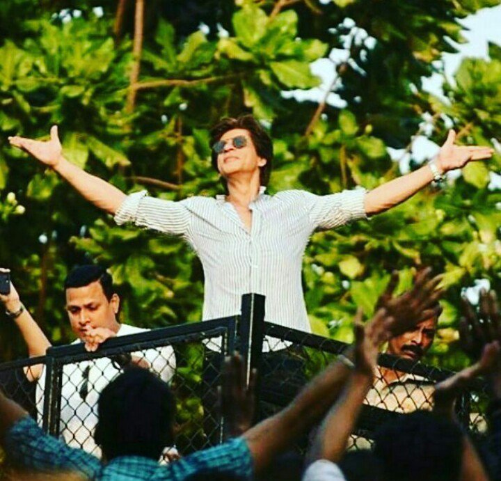 roshideewar's tweet photo. Happy b'day ShahRukh @iamsrk 
#srk  [ HAPPY BIRTHDAY KING KHAN ] https://t.co/JaKgZGikCY