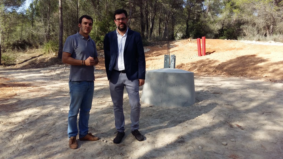 GoverndelaGent's tweet photo. El batle @toninoguera visita amb els veïns les obres línia alta tensió a Son Puig "és un projecte desmesurat i s'ha de trobar una solució" https://t.co/7QD2TSGQBv