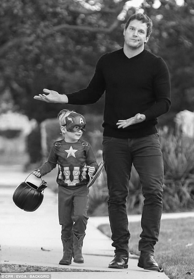 oneksy1's tweet photo. Fixed Jack's costume. You're welcome, @prattprattpratt. #Reddit #PhotoshopBattles https://t.co/4Ow9Ax69U1