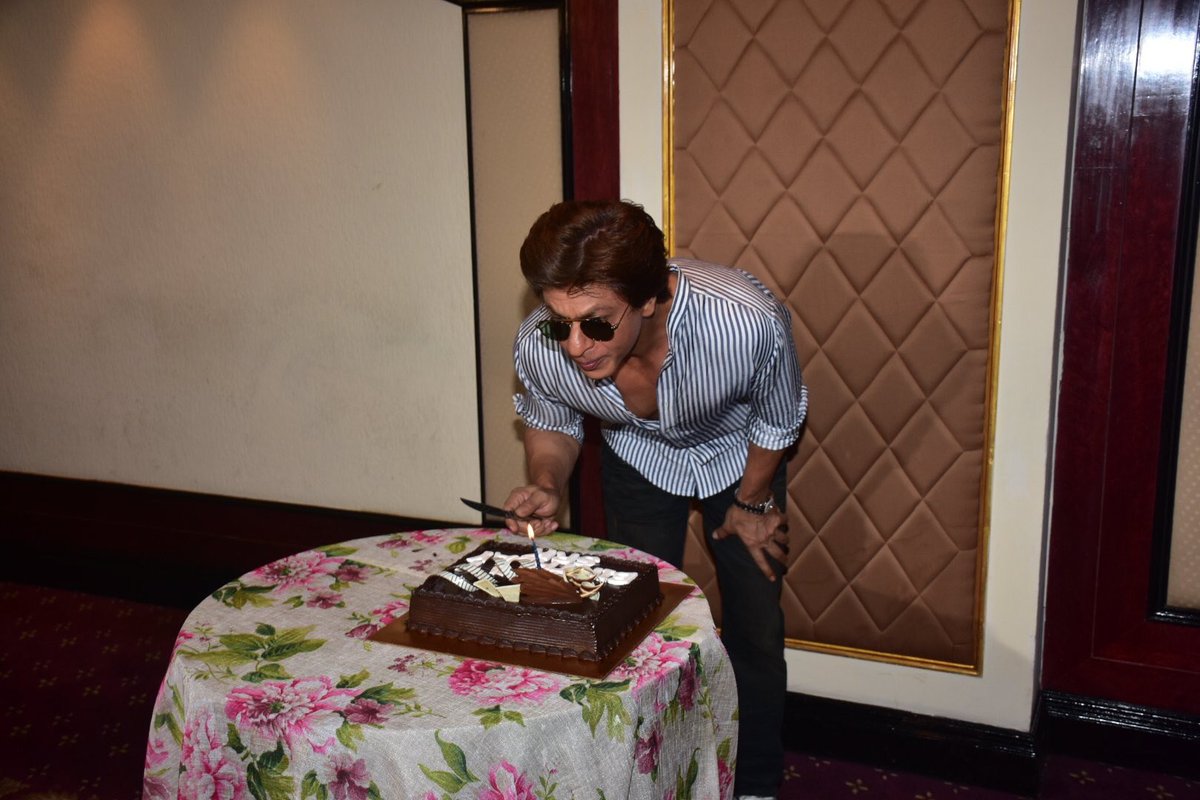 SRKUniverse's tweet photo. King Khan does what he does best..looking effortlessly gorgeous as he poses for the media with his birthday cake 😎

#HappyBirthdaySRK | HAPPY BIRTHDAY KING KHAN https://t.co/J3oQSE5HqY