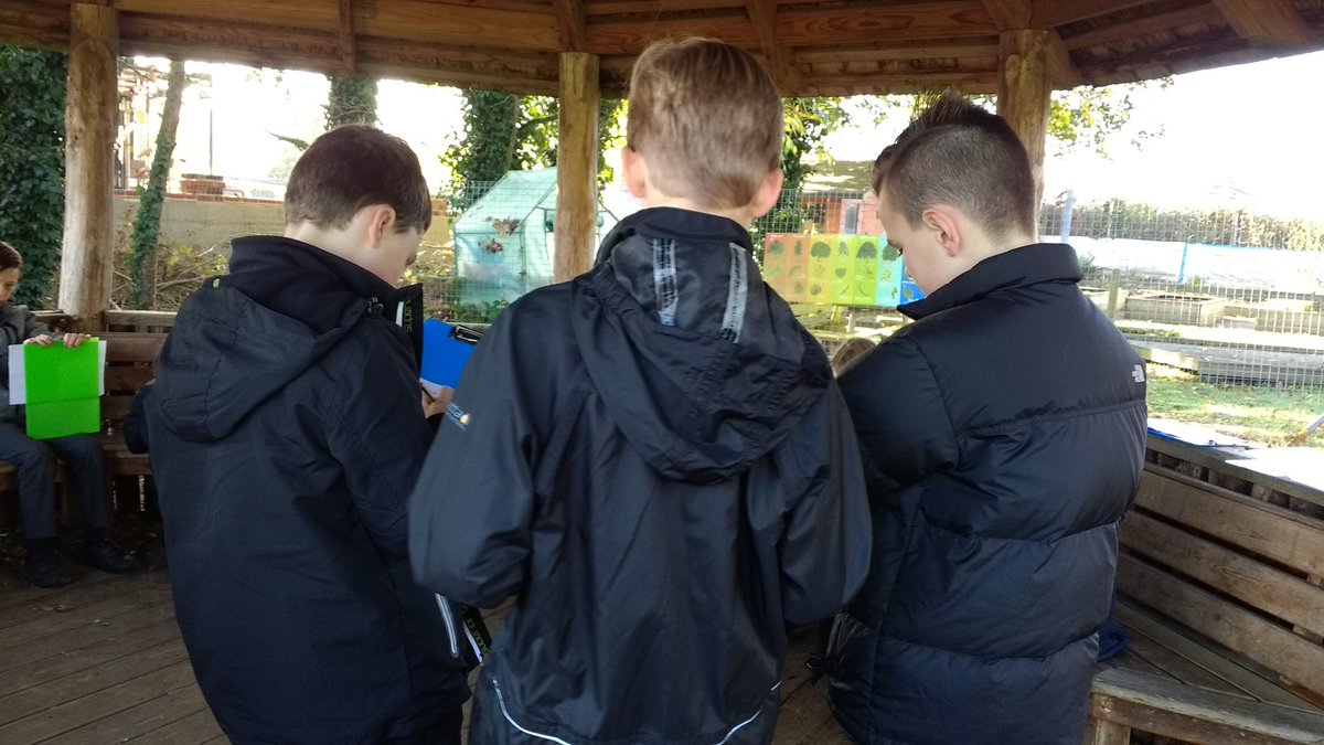 Helenoutside's tweet photo. Learning about Ancient Baghdad by doing a quiz in the school grounds.. kids loved it and learnt a lot! #educatingoutside #outdoorlearning https://t.co/ohVziLywio