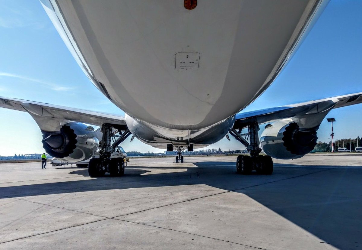 AeronewsGlobal's tweet photo. VIDEO / @BoeingAirplanes 787 #Dreamliner #Qatar Airways (A7-BCY) la Bucuresti, urgenta medicala. https://t.co/nYPL7qnkuS @qatarairways #QR27 https://t.co/48wi5cLOKM