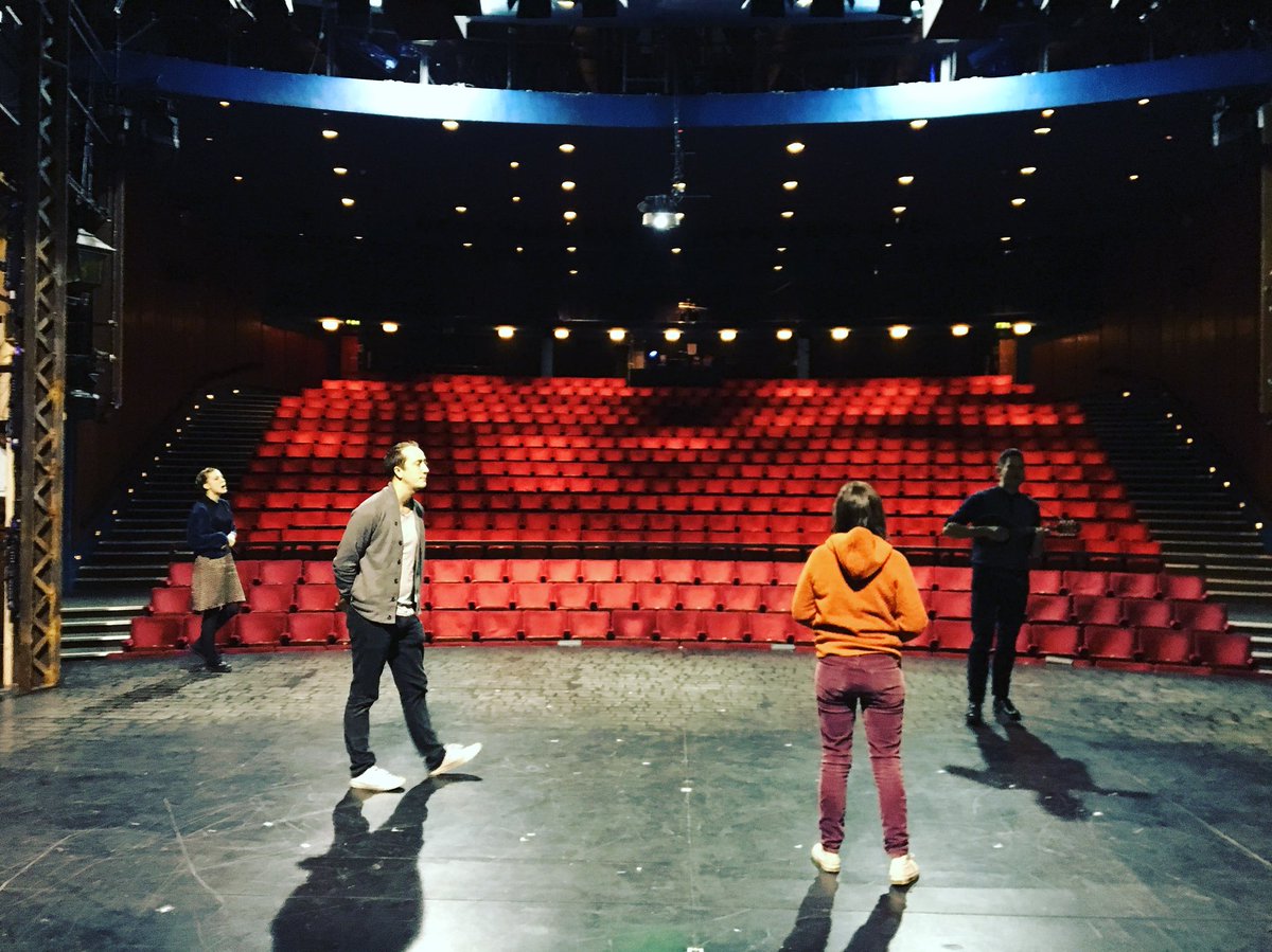 philadelephia's tweet photo. Warm-Up :)
#InvisibleMan @QueensTheatreH https://t.co/V2R7juaQas