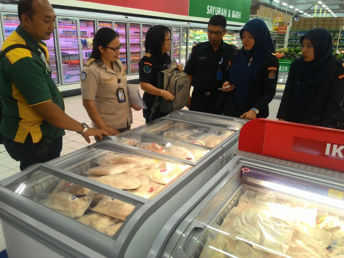 Wasppbitung's tweet photo. Giat was peredaran ikan Dori (importasi) di pasar modern Kota Manado bersama @BKIPMManado @psdkp_lan5 @humaspsdkp https://t.co/mpdgy28Ddi