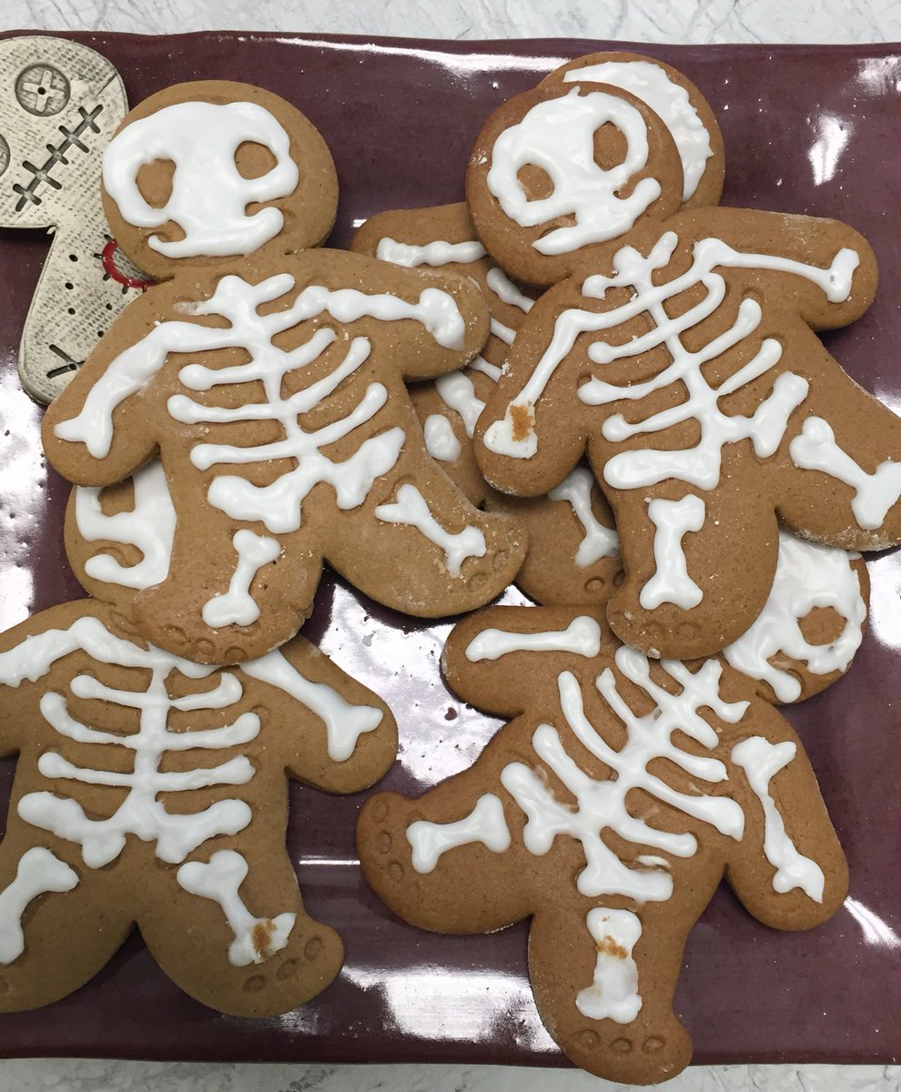 KCCateringLLC's tweet photo. Feliz día de los muertos 💀 We didn’t make pan de marrying, but we do have these #skeleton #cookies! #baking #DiaDeLosMuertos #sweettooth https://t.co/4Gqb1Fhufs