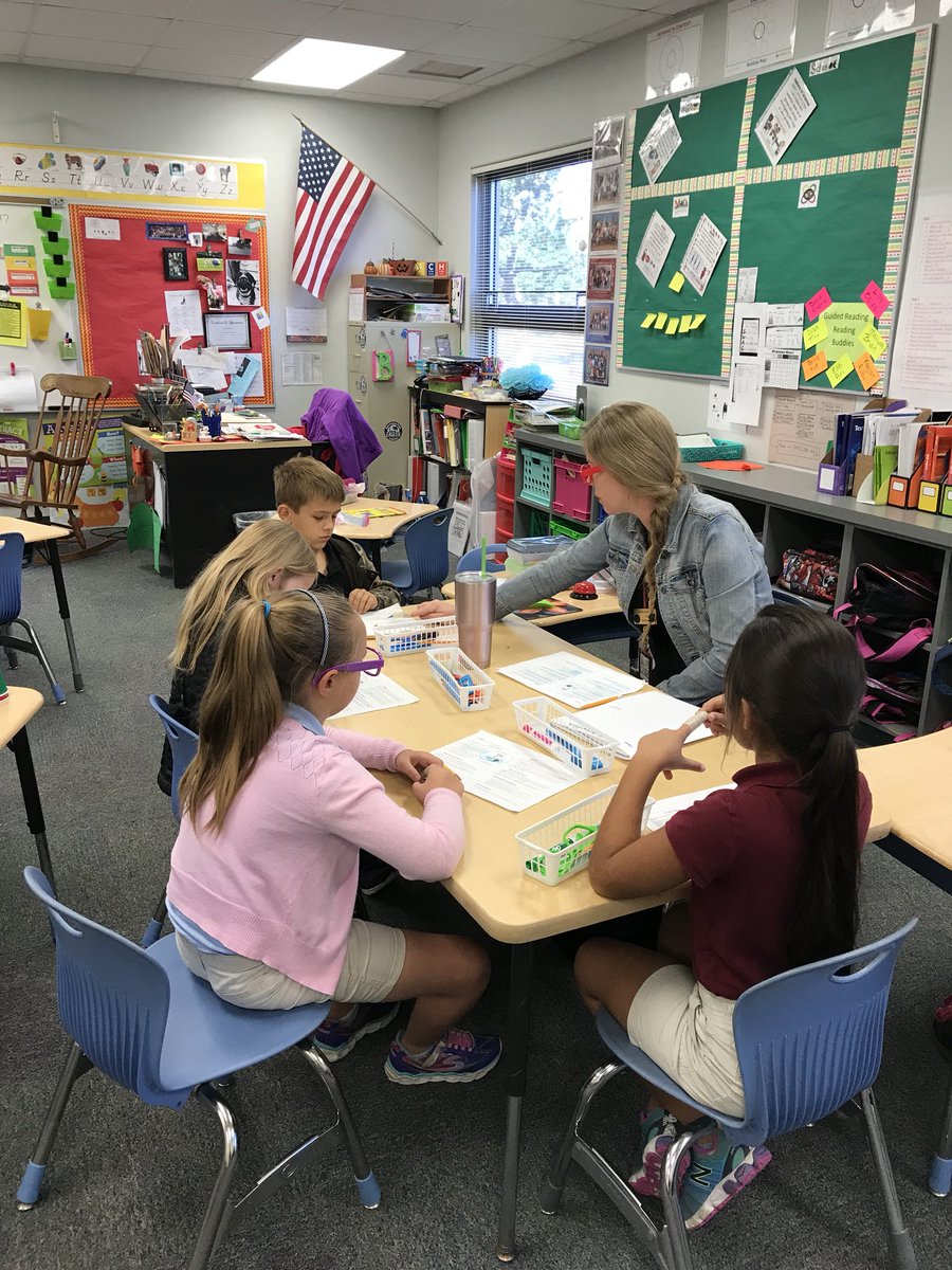 SanCarlosPkEle's tweet image. Walk to read with Ms. Bishop!!! Reading is fun!!! #toolkitready 📖📚👍😁