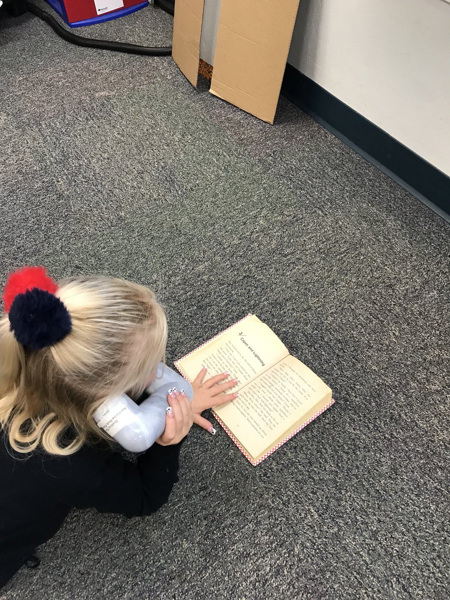 SanCarlosPkEle's tweet image. Walk to read with Ms. Bishop!!! Reading is fun!!! #toolkitready 📖📚👍😁