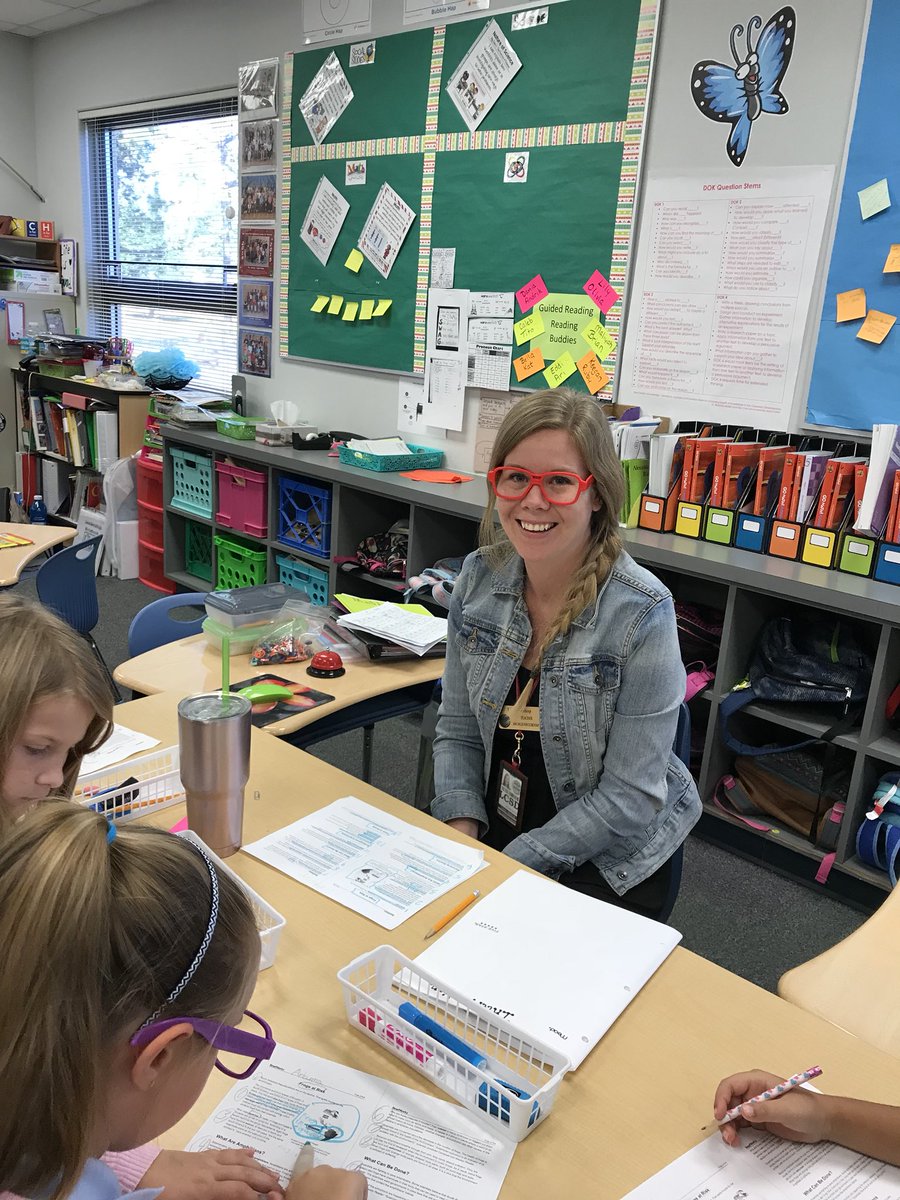 SanCarlosPkEle's tweet image. Walk to read with Ms. Bishop!!! Reading is fun!!! #toolkitready 📖📚👍😁