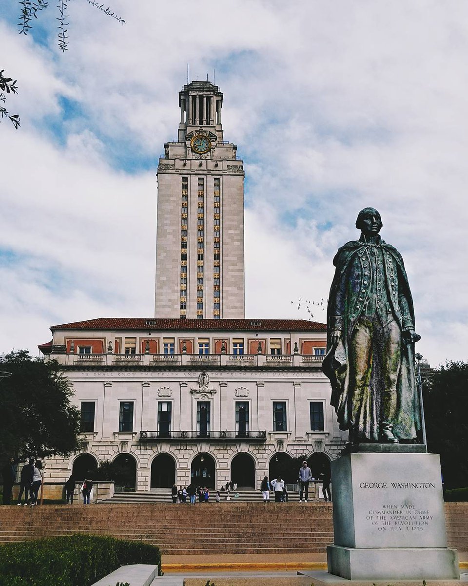 VergeCampus's tweet photo. The tower at UT Austin 🤘#ATX (📷: Brett Bean) https://t.co/YqE1Hi3wkV