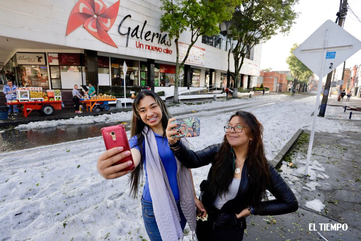 ELTIEMPO's tweet photo. ¡Bogotá no tiene nieve, pero tiene granizada! Así disfruta la gente de la ciudad vestida de blanco. Fotos: Carlos Ortega y Rodrigo Sepúlveda https://t.co/YTFSIlX9hp