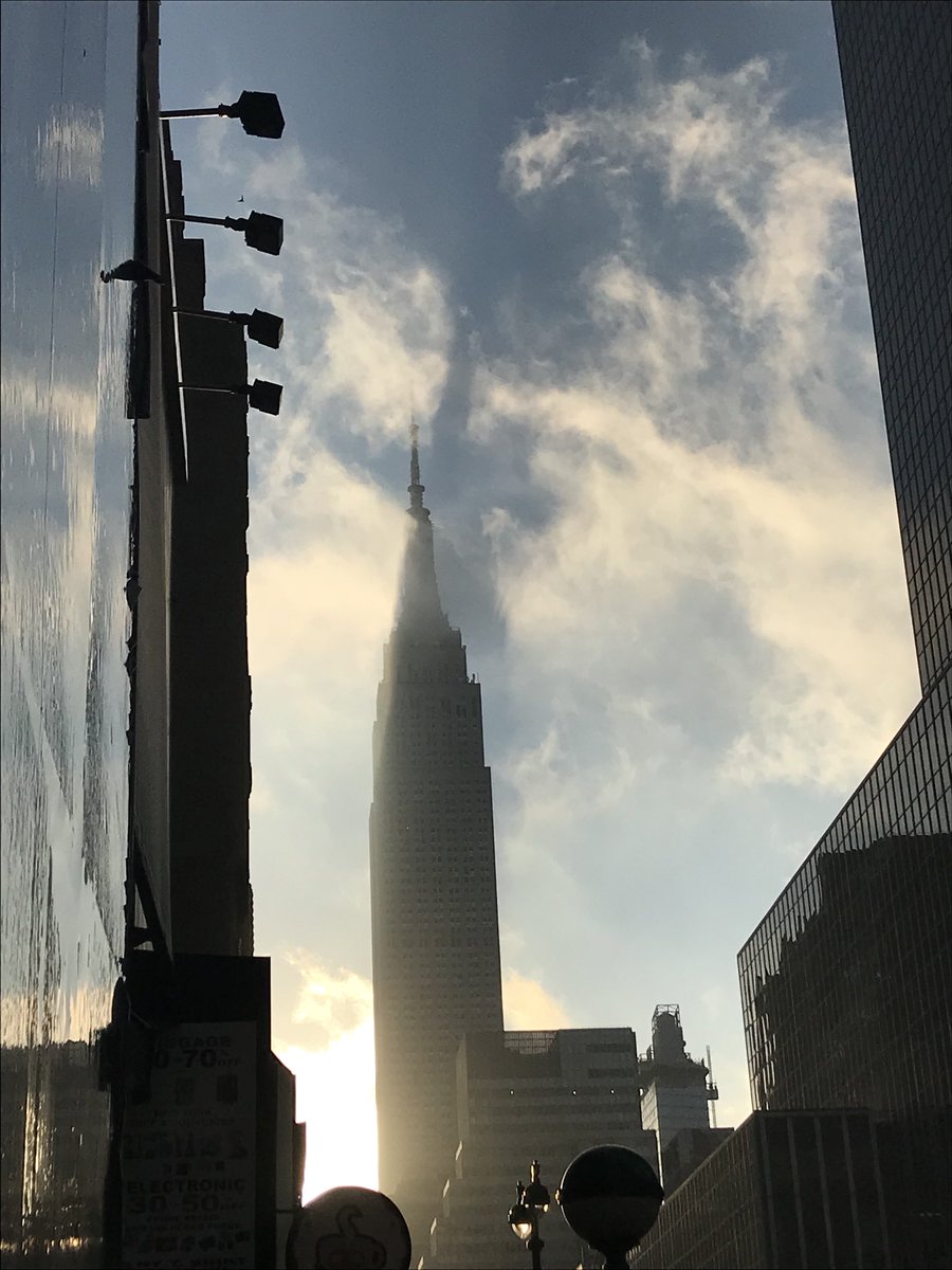 samanthapiette's tweet photo. #EmpireStateBuilding #NYC #MorningLight #StartingANewDay @nypost @NYMag @newyorker @NewYorkLife @EmpireStateBldg https://t.co/5VG5ZLl305