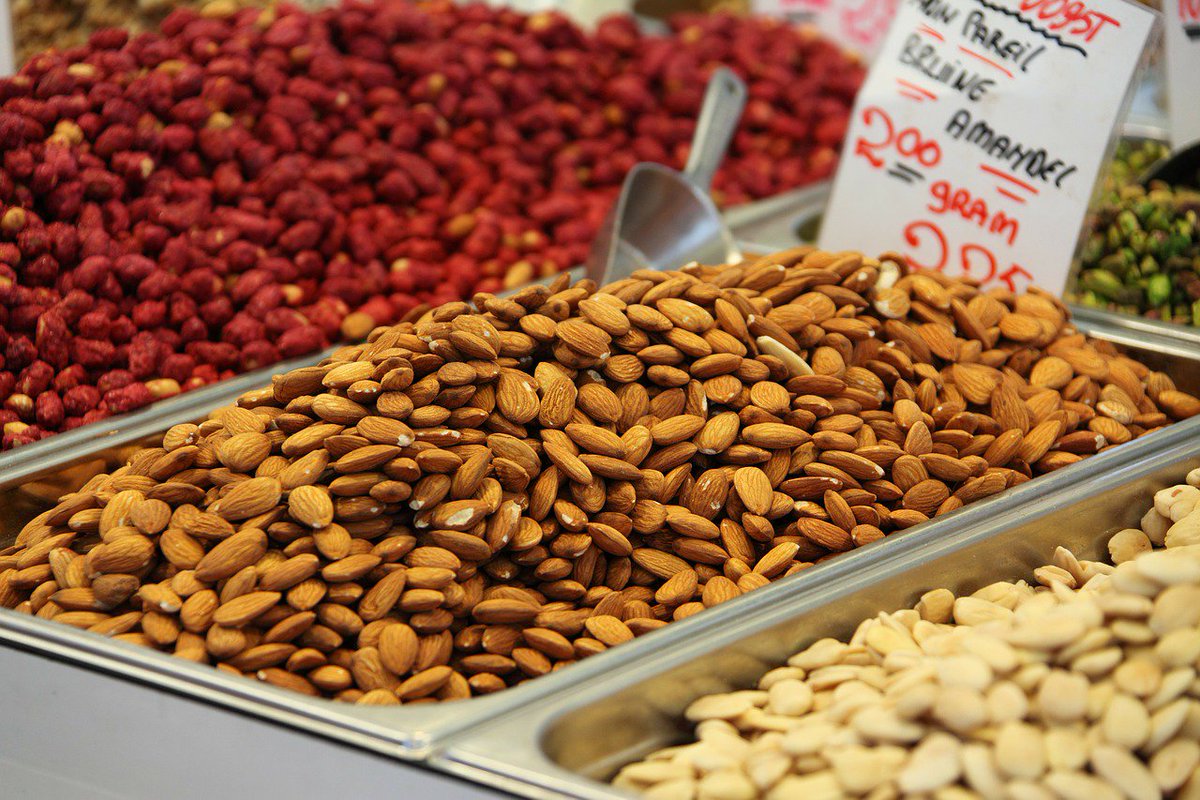 Agroinformacio's tweet photo. Récord mundial en la producción de almendra : 6% más que en 2016/2017 https://t.co/JxsmxlWNF4 https://t.co/lSi1YEmmfg