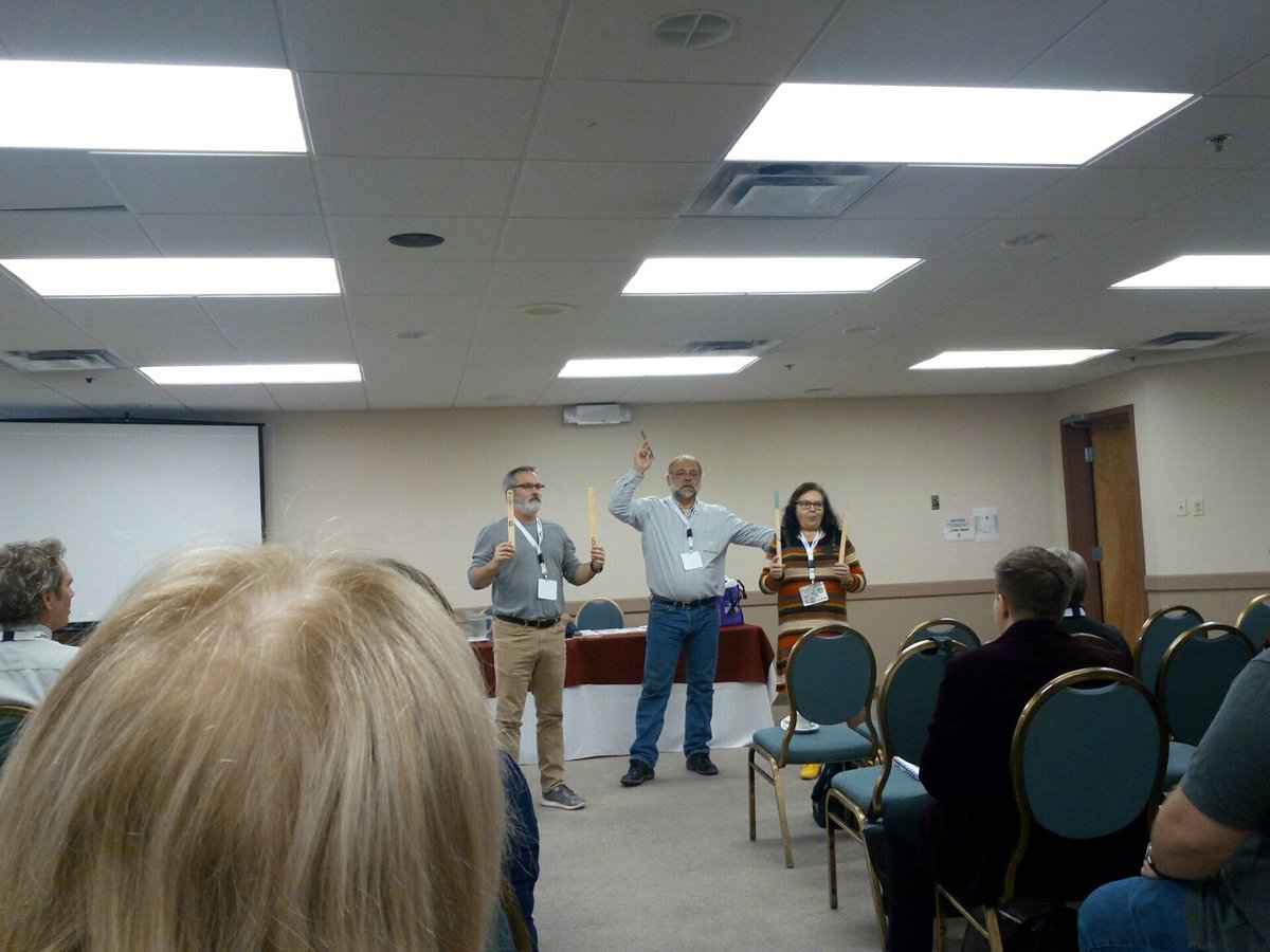 sophiec_expo's tweet image. JB found himself some assistants @ResugoPlace happy to serve @AHNB_APNB conference #AHNB #APNB