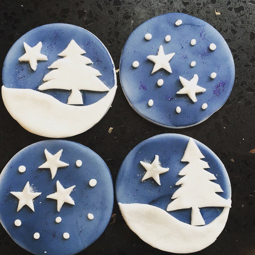 Hannahscakebox's tweet photo. More Christmas themed cupcake designs #cupcakes #christmascupcakes #reindeercupcskes #snowmancupcakes #wcm2017 https://t.co/2Pa4VZ9j8Y